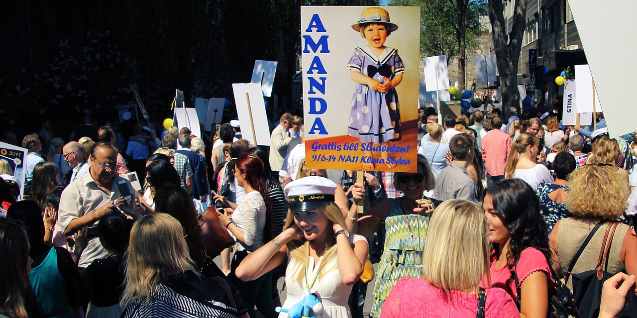 Studenter som firas med studentplakat